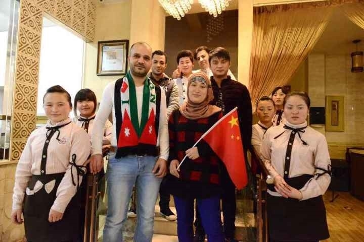 穆罕奈德夫婦與餐廳員工合影。共享聯(lián)盟·義烏 呂斌 攝