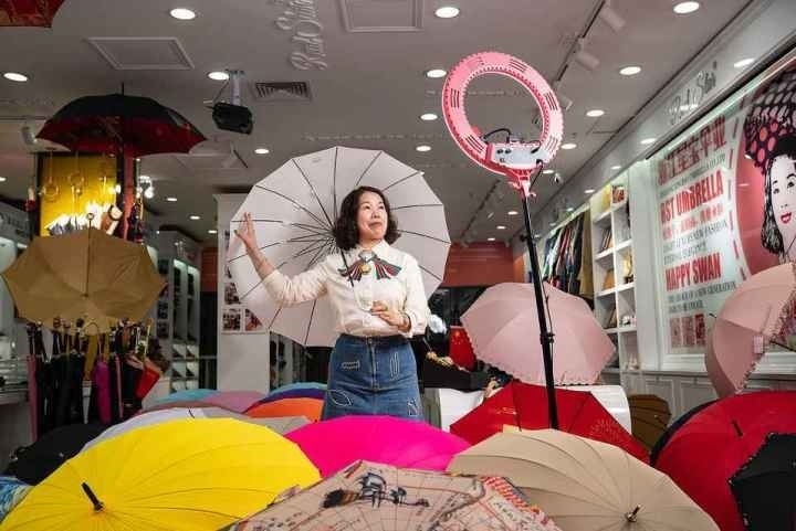 在義烏打拼了27年的商戶張吉英，正通過直播銷售雨傘。義烏市委宣傳部供圖