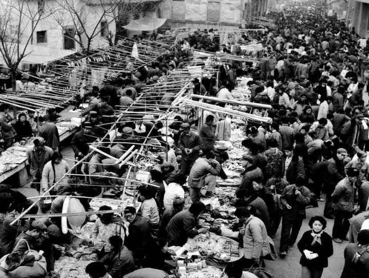 1982年，義烏湖清門馬路市場(chǎng)場(chǎng)景。拍友 金福根 攝