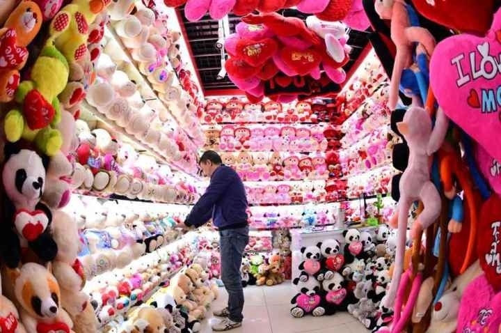 商戶在店鋪內(nèi)整理毛絨玩具。共享聯(lián)盟·義烏 呂斌 攝