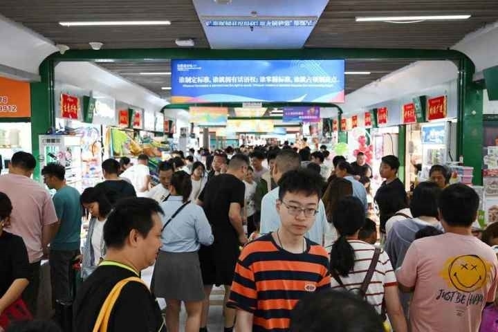 國(guó)慶長(zhǎng)假期間，“世界超市”摩肩接踵。共享聯(lián)盟·義烏 吳峰宇 攝