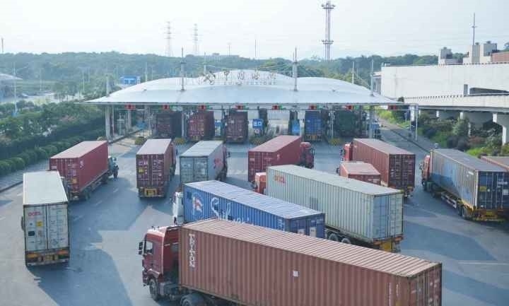 義烏海關(guān)排隊(duì)等待出關(guān)的車輛。共享聯(lián)盟·義烏 吳峰宇 攝