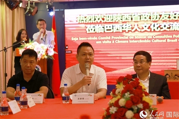 中國(guó)駐里約熱內(nèi)盧代總領(lǐng)事王尉育（中）在座談會(huì)中致辭。人民網(wǎng)記者 陳海琪攝