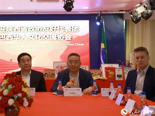 巴西華人文化交流協(xié)會(huì)主席上官建峰（中）在座談會(huì)上發(fā)言。人民網(wǎng)記者 陳海琪攝