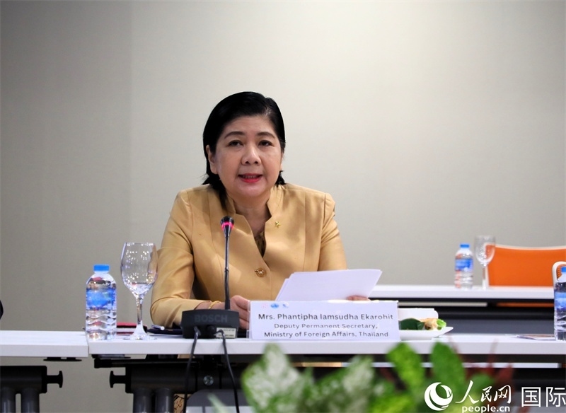 泰國外交部副次長潘提帕作主旨發(fā)言。人民網記者 白元琪攝