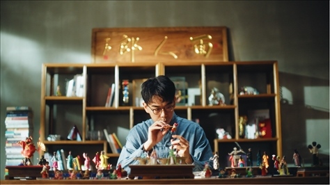 郎佳子彧通過短視頻直播，讓更多人關(guān)注并喜歡捏面人。受訪者供圖