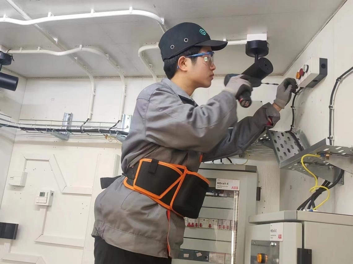 張強在安裝指示燈盒實訓(xùn)中。高磊磊 攝