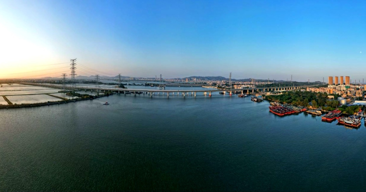 汕汕鐵路練特江大橋。國鐵集團供圖