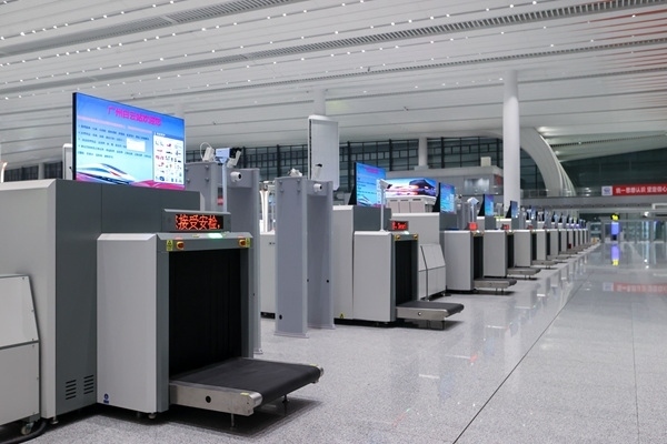 進站大廳整齊擺放的安檢儀。