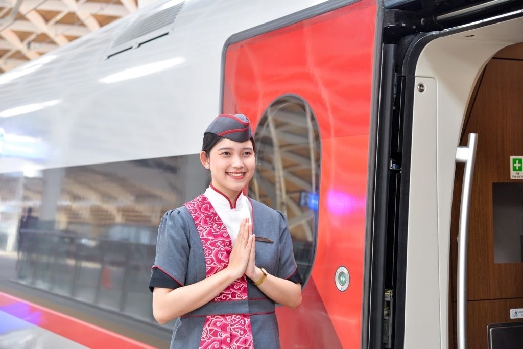 12月12日，乘務(wù)人員在印度尼西亞雅加達(dá)的哈利姆車站站臺歡迎乘坐雅萬高鐵的乘客。新華社記者徐欽攝