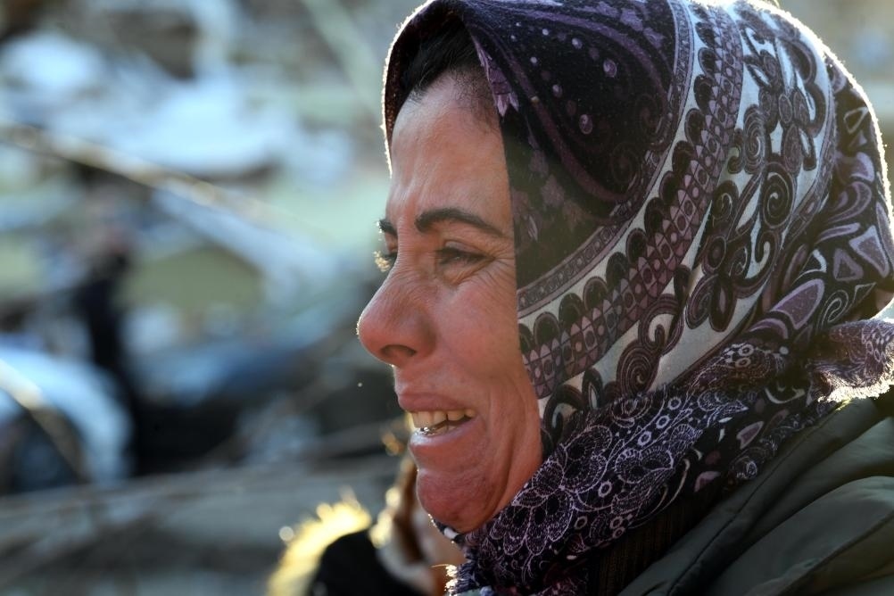 2月8日，在土耳其哈塔伊的一處地震廢墟，當(dāng)?shù)鼐用竦却H人的消息。新華社記者沙達(dá)提攝