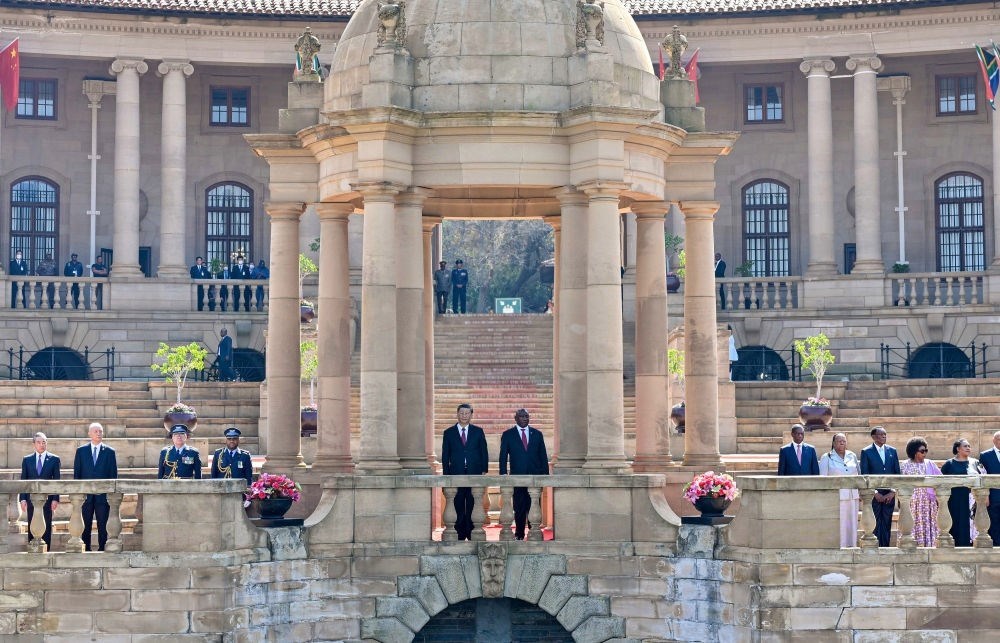 當(dāng)?shù)貢r(shí)間8月22日上午，正在南非進(jìn)行國(guó)事訪問的國(guó)家主席習(xí)近平在比勒陀利亞總統(tǒng)府同南非總統(tǒng)拉馬福薩會(huì)談。會(huì)談前，拉馬福薩在總統(tǒng)府廣場(chǎng)為習(xí)近平舉行歡迎儀式。新華社記者 殷博古 攝