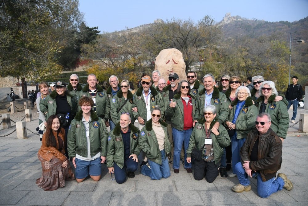 2023年10月29日，飛虎隊(duì)老兵莫耶一行人在北京八達(dá)嶺長(zhǎng)城合影留念。當(dāng)日，美中航空遺產(chǎn)基金會(huì)訪華代表團(tuán)成員陸續(xù)抵達(dá)北京。新華社記者 任超 攝