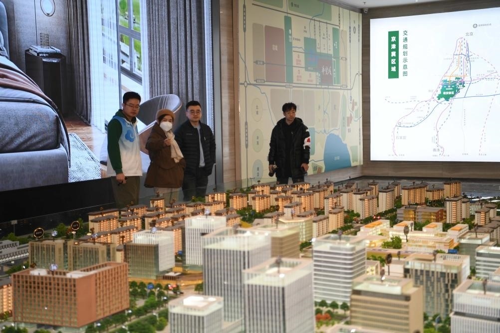 購(gòu)房者在河北雄安新區(qū)某項(xiàng)目售樓部查看沙盤(pán)（2月25日攝）。新華社記者 朱旭東 攝