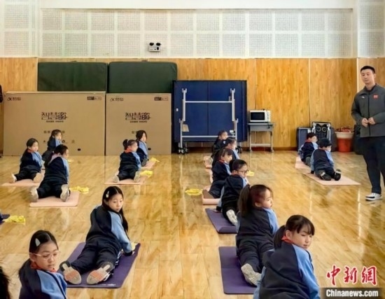 逸陽文思學(xué)校學(xué)生正在進(jìn)行運(yùn)動恢復(fù)矯正訓(xùn)練。<a target='_blank' href='/' ><p align=