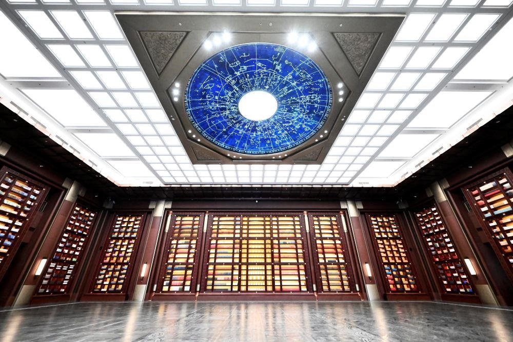 △中國國家版本館中央總館“文瀚閣”內(nèi)景。星空穹頂上是一幅宋代石刻天文圖，傳遞著“文瀚閣”的寓意：中華文明如星空般浩瀚璀璨。