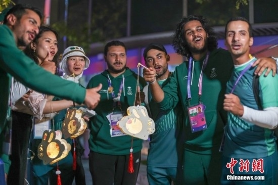 資料圖：9月29日，中國(guó)傳統(tǒng)節(jié)日中秋節(jié)，杭州亞運(yùn)會(huì)運(yùn)動(dòng)員村舉辦中秋主題活動(dòng)，中外運(yùn)動(dòng)員們歡聚一堂。圖為沙特阿拉伯運(yùn)動(dòng)員手持燈籠拍攝照片。<a target='_blank' href='/'><p align=