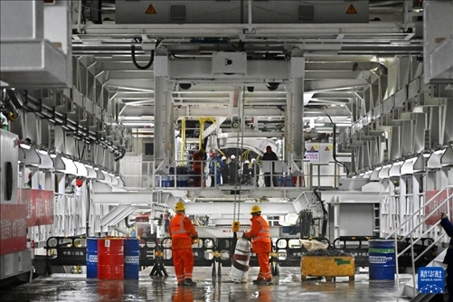 12月30日，建設(shè)者在青島膠州灣第二隧道工程南線主線隧道盾構(gòu)掘進(jìn)現(xiàn)場作業(yè)。新華社記者 李紫恒 攝