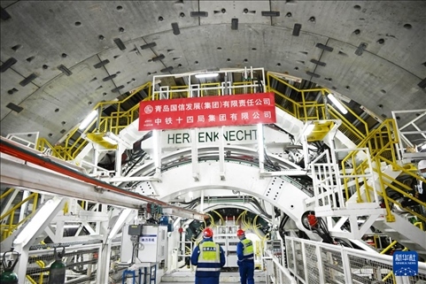 12月30日，中鐵十四局技術(shù)人員在盾構(gòu)掘進(jìn)開始前檢查“海天號”盾構(gòu)機(jī)。新華社記者 李紫恒 攝