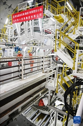 12月30日，建設(shè)者在青島膠州灣第二隧道工程南線主線隧道盾構(gòu)掘進(jìn)現(xiàn)場作業(yè)。新華社記者 李紫恒 攝