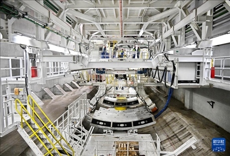 12月30日，建設(shè)者在青島膠州灣第二隧道工程南線主線隧道盾構(gòu)掘進(jìn)現(xiàn)場作業(yè)。新華社記者 李紫恒 攝