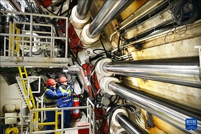 12月30日，中鐵十四局技術(shù)人員在盾構(gòu)掘進(jìn)開始前檢查“海天號”盾構(gòu)機(jī)。新華社記者 李紫恒 攝