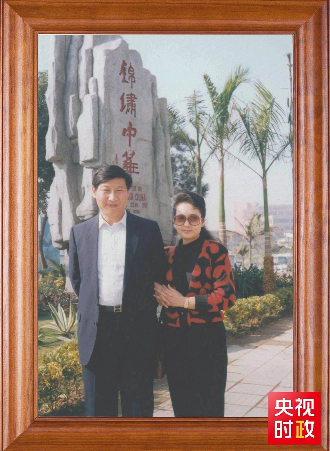 △這是習近平和夫人彭麗媛的合影。這張照片第一次出現(xiàn)在他的書架上。