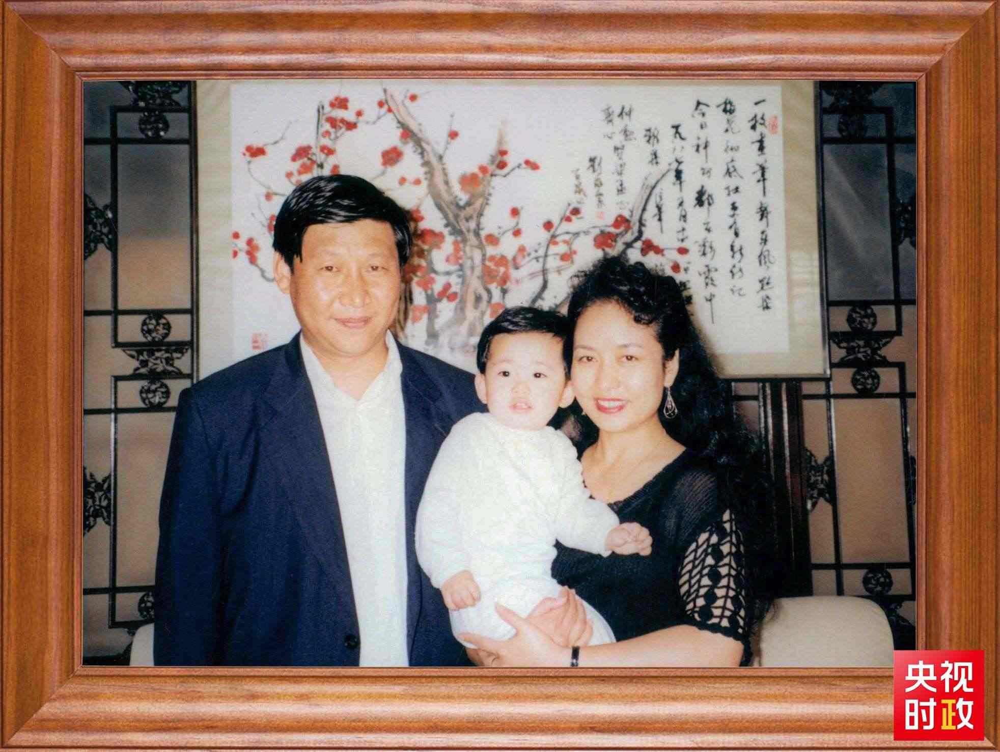 △這是習近平一家三口的合影。這張照片第一次出現(xiàn)在他的書架上。