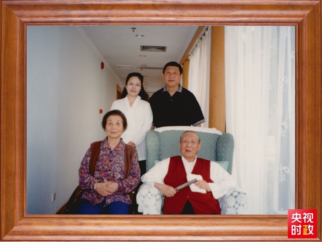 △這是習近平夫婦同父親習仲勛、母親齊心的合影。這張照片第一次出現(xiàn)在他的書架上。