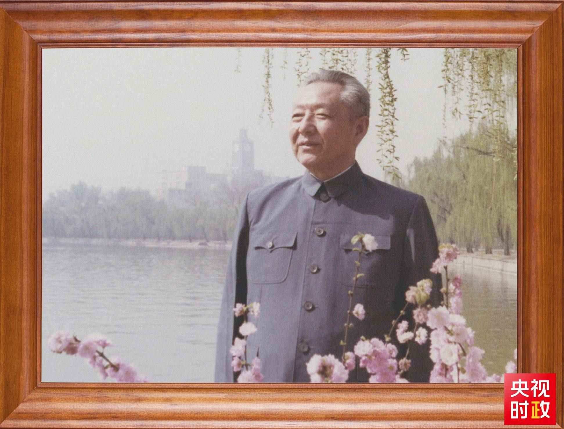 △這是習近平父親習仲勛同志的照片。2023年10月15日，是習仲勛同志誕辰110周年紀念日。這張照片第一次出現(xiàn)在他的書架上。