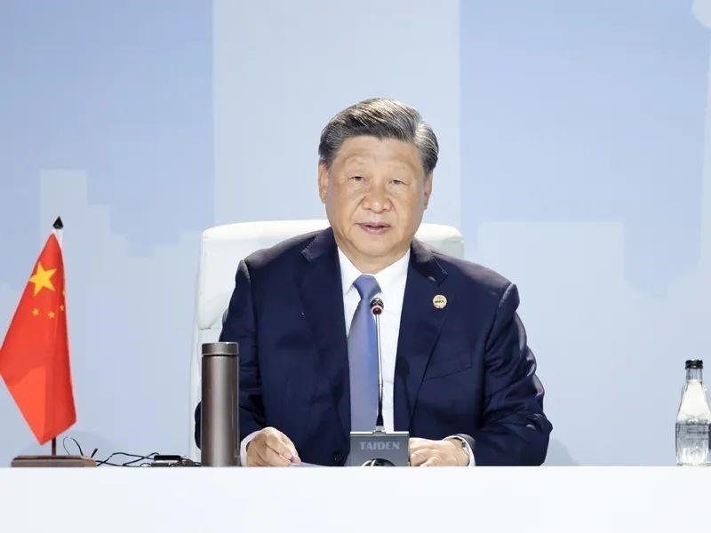 當(dāng)?shù)貢r(shí)間8月24日，習(xí)近平主席在南非約翰內(nèi)斯堡出席金磚國(guó)家領(lǐng)導(dǎo)人第十五次會(huì)晤特別記者會(huì)。