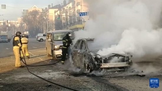 這張俄羅斯緊急情況部12月30日發(fā)布的視頻截圖顯示，在俄羅斯別爾哥羅德市，工作人員在現(xiàn)場救援。新華社發(fā)