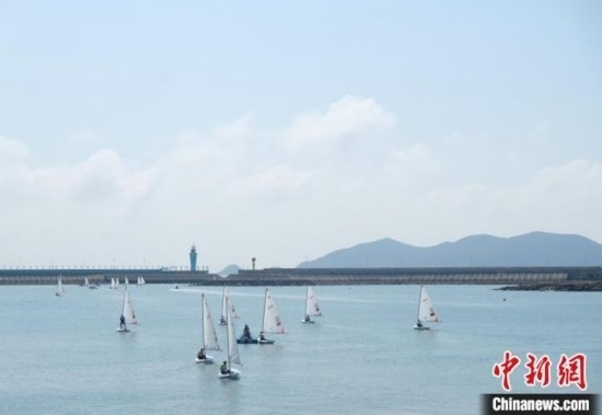 浙江象山，杭州亞運會帆船項目運動員揚帆起航。林波 攝