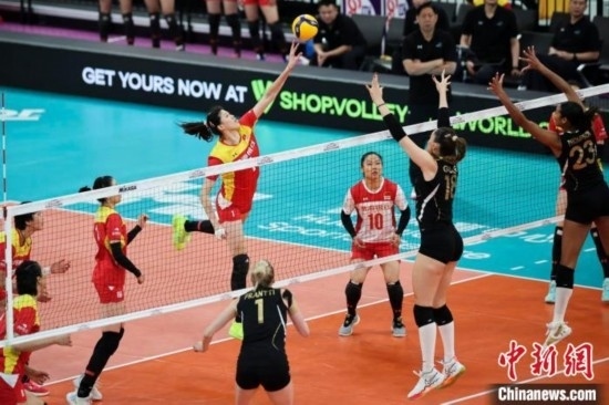 女排世俱杯賽場上，天津渤海銀行女排(紅)對陣巴西海灘女排(黑)。主辦方供圖