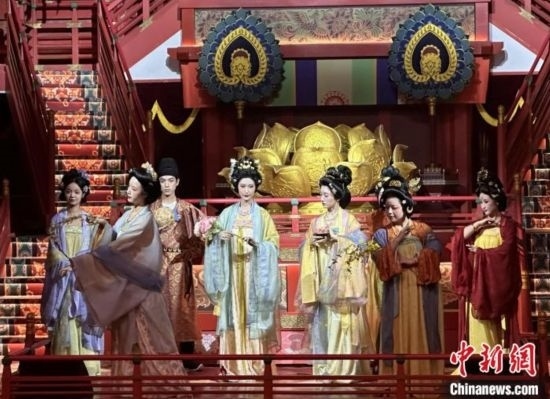 2023年12月31日晚間，在長(zhǎng)安十二時(shí)辰主題街區(qū)進(jìn)行的漢服表演。 中新社記者 張一辰 攝