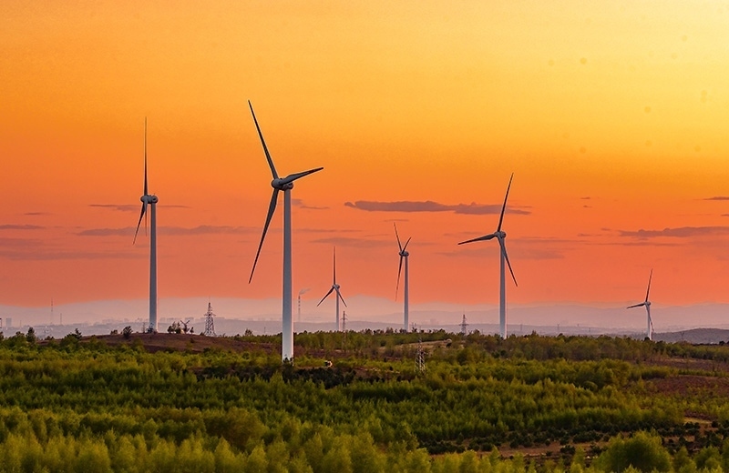 2023年5月23日清晨拍攝的內(nèi)蒙古興安盟烏蘭浩特市呼和馬場風(fēng)力光伏發(fā)電場內(nèi)的風(fēng)機(jī)。