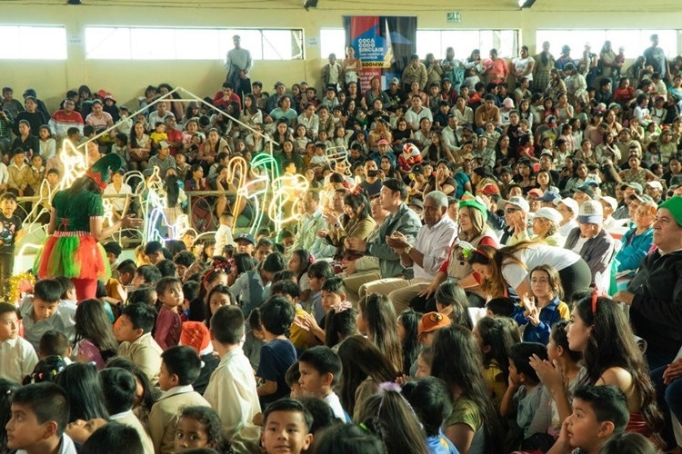 捐贈儀式在埃爾查科市中心的體育館舉行。中國電建厄瓜多爾代表處提供圖