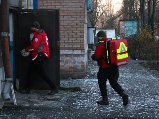 2023年11月25日，烏克蘭紅十字會救援人員在基輔市一棟遭空襲的居民樓實(shí)施清理和救助工作。新華社發(fā)（羅曼·佩圖什科夫攝）