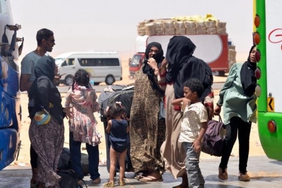  2023年4月27日，在埃及南部與蘇丹交界的阿爾根邊境口岸，人們離開蘇丹進(jìn)入埃及境內(nèi)。新華社發(fā)（拉德萬攝）