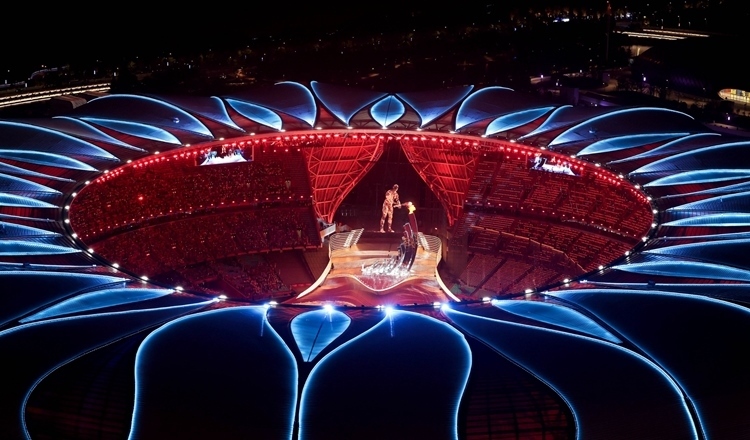 2023年9月23日，最后一棒火炬手汪順和數(shù)字火炬手在杭州亞運(yùn)會(huì)開(kāi)幕式上點(diǎn)燃主火炬。新華社記者 程婷婷 攝