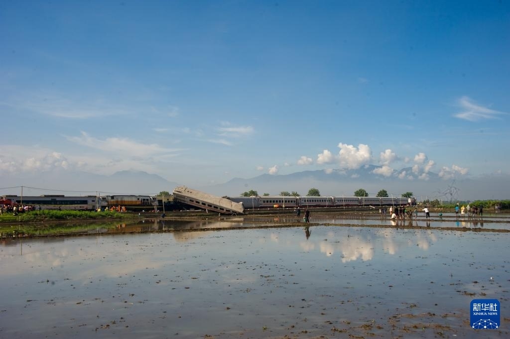 ?這是1月5日在印度尼西亞西爪哇省拍攝的列車相撞事故現(xiàn)場(chǎng)。新華社發(fā)（塞提安賈爾攝）