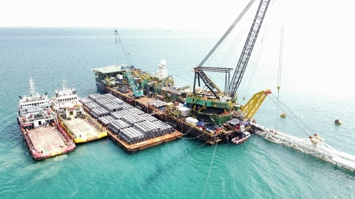 印尼拉維拉維項目52英寸海管拖拉頭準確抵達登陸點。主辦方供圖