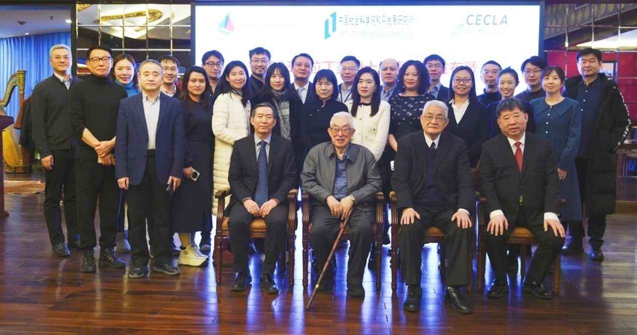 與會專家學(xué)者舉行合影。主辦方供圖