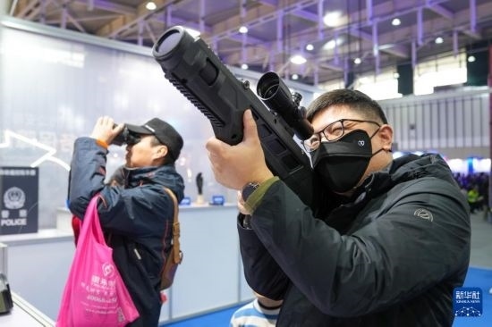 1月6日，觀眾在警營開放周活動現(xiàn)場體驗警用激光炫目槍。