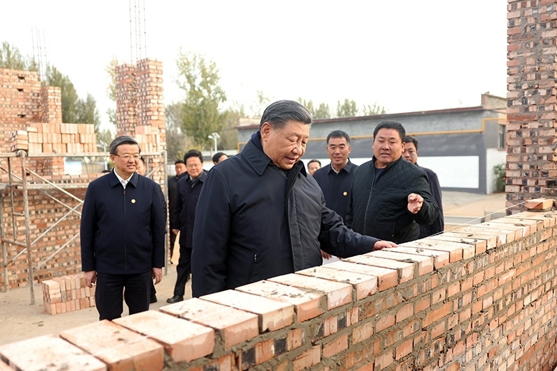 2023年11月10日，習(xí)近平總書記在河北保定涿州市刁窩鎮(zhèn)萬全莊村房屋重建施工現(xiàn)場考察。