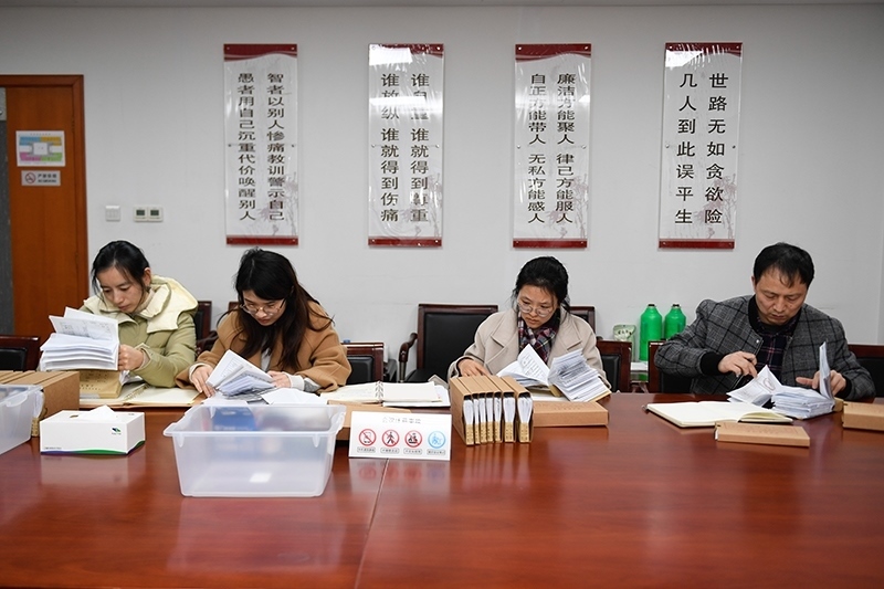 2020年1月8日，浙江寧波市北侖區(qū)紀委工作人員在檢查北侖區(qū)大數(shù)據(jù)發(fā)展管理中心2019年的公款消費票據(jù)，查找是否存在違規(guī)問題。