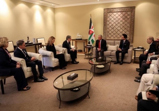 1月7日，約旦國王阿卜杜拉二世（中右）在安曼會見到訪的美國國務(wù)卿布林肯（中左）。新華社發(fā)（約旦王宮供圖）