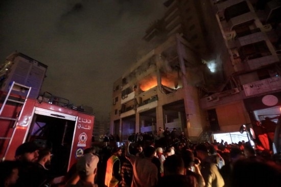 1月2日，人們聚集在黎巴嫩貝魯特南郊的以色列無人機襲擊現(xiàn)場。新華社發(fā)（比拉爾·賈維希攝）