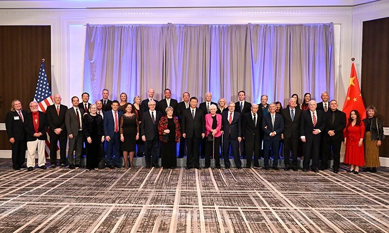 這是美國友好團體聯(lián)合歡迎宴會開始前，習近平主席會見飛虎隊和史迪威將軍后人、鼓嶺、艾奧瓦州、華盛頓州等方面友好人士代表，同他們親切交談并合影留念。