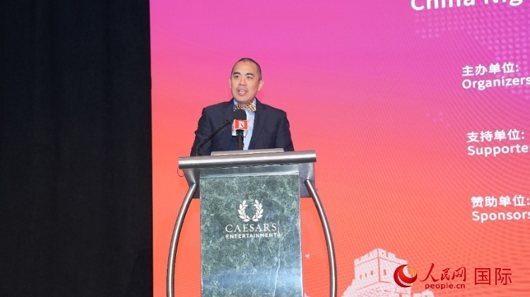 內(nèi)華達州副州長辦公室幕僚長魯?shù)稀づ撩鲌D安在論壇致辭。人民網(wǎng)記者 鄧圩攝